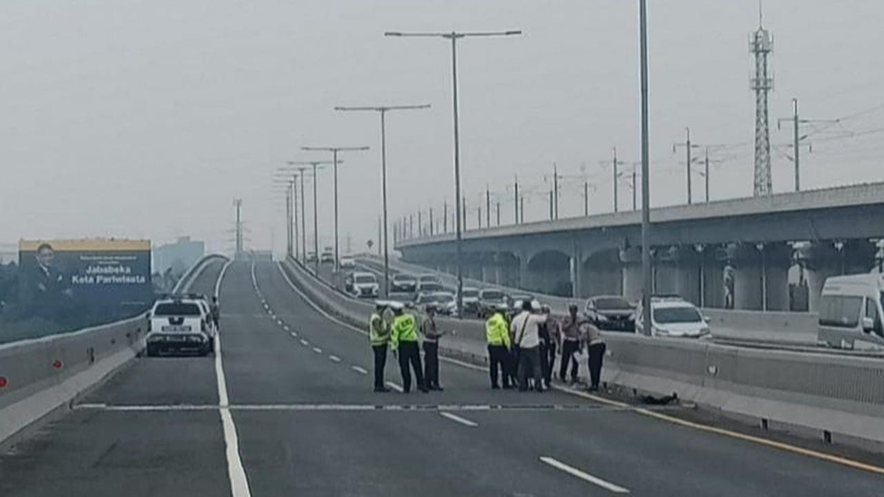 Peristiwa yang melibatkan seorang Perwira TNI berinisal Lettu GDW (29) itu terjadi akibat melawan arus di jalan tol hingga menabrak tujuh mobil yang melintas.