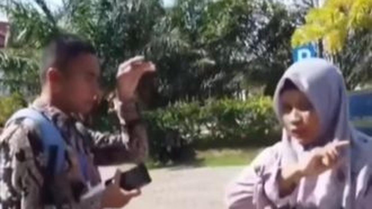 Dalam video yang dibagikan, perekam video tampak menghampiri seorang pemuda berpakaian batik.