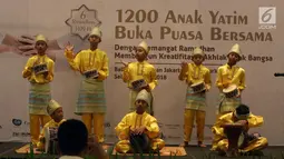 Sejumlah anak-anak tampil menghibur saat acara buka bersama PT Agung Podomoro Land Tbk dan 1.200 anak yatim di Pullman Central Park Jakarta, Selasa (22/5). (Liputan6.com/Arya Manggala)