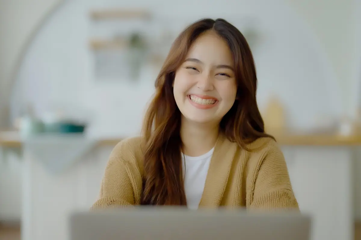 wanita january aura bahagia
