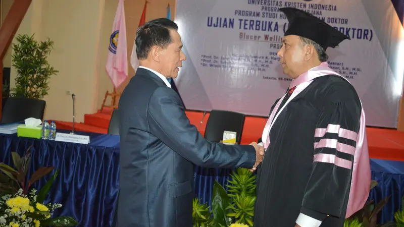 Blucer Welling Rajagukguk dalam ujian terbuka yang digelar Program Pascasarjana Doktor Ilmu Hukum Universitas Kristen Indonesia (UKI), Kamis (5/10) (Istimewa)