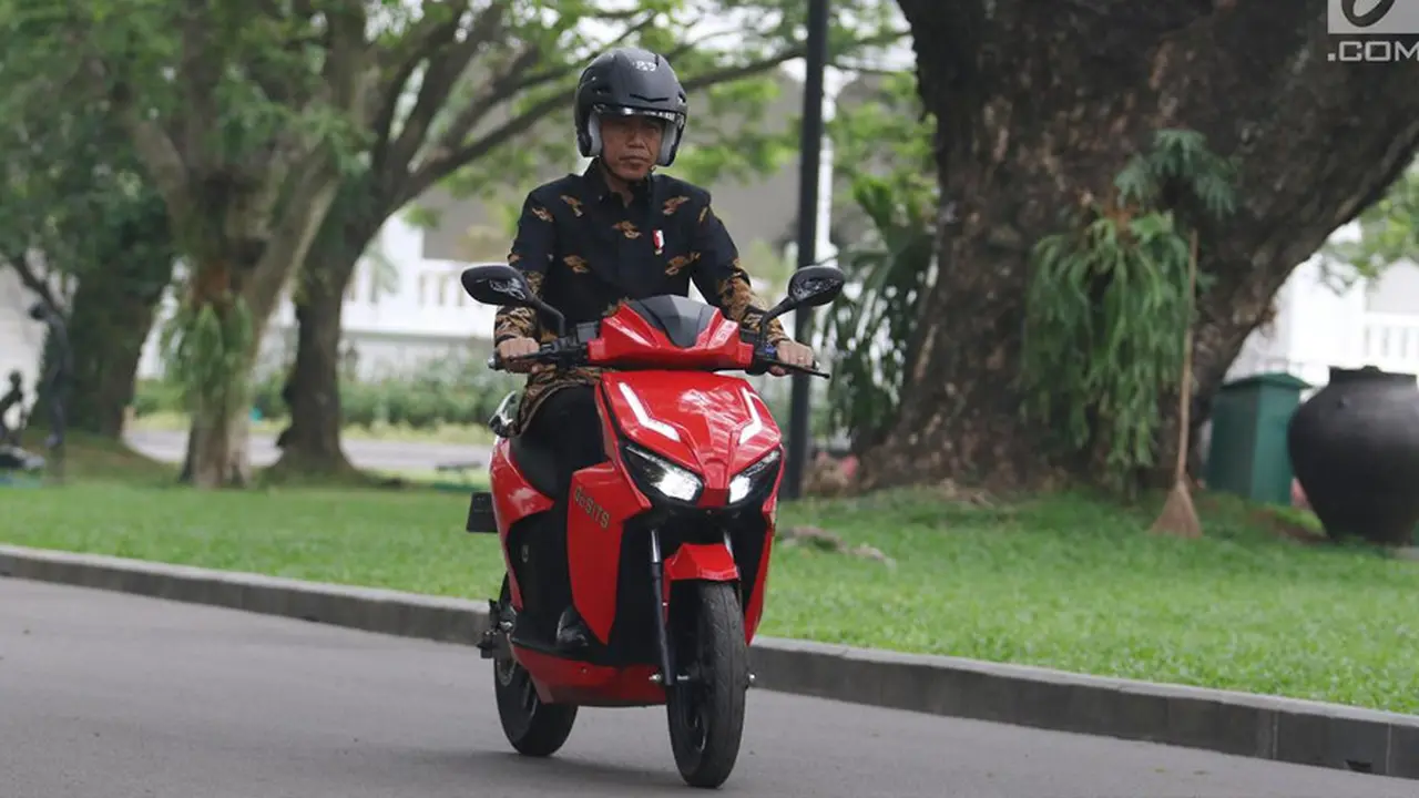 Presiden RI, Joko Widodo, saat menjajal motor listrik Gesits (Liputan6.com)