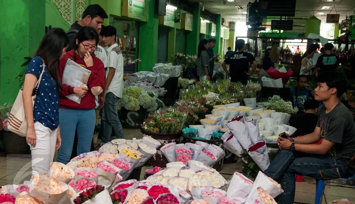 Warga memilih bunga di Pasar Bunga Rawa Belong, Jakarta, Selasa (14/2). Saat Hari Valentine penjualan jenis bunga yang dipasarkan seharga Rp35 ribu hingga Rp800 ribu mengalami kelonjakan hingga 20 persen dari harga biasanya. (Liputan6.com/Gempur M Surya)