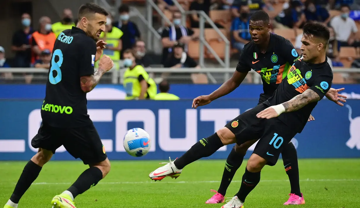 Memasuki babak kedua di menit ke-51 Inter Milan hampir mencetak gol keempat. Sepakan Lautaro Martinez masih membentur tiang gawang usai menerima umpan dari Denzel Dumfries. (AFP/Miguel Medina)