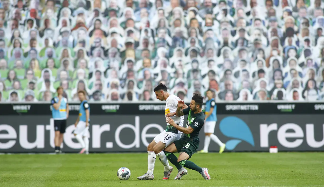 Penyerang Borussia Monchengladbach, Lars Stindl, berebut bola dengan gelandang Wolfsburg, Renato Steffen, pada laga lanjutan Bundesliga di Borussia Park Stadium, Rabu (17/6/2020) dini hari WIB. Monchengladbach menang telak 3-0 atas Wolfsburg.(AFP/Thilo Schmuelgen/pool)