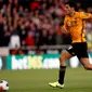 Pemain Wolverhampton Wanderers Raul Jimenez (tengah) duel bola dengan pemain Manchester United Jesse Lindgard dalam pertandingan Liga Inggris di Stadion Molineux, Wolverhampton, Inggris, Senin (19/8/2019). Pertandingan berakhir 1-1. (AP Photo/Rui Vieira)