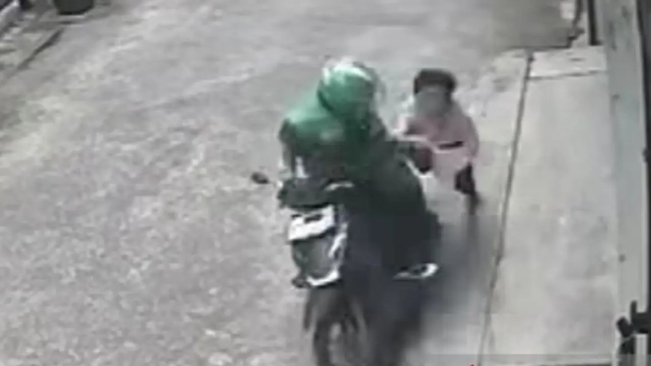Aksi penjambretan terhadap seorang wanita lansia di wilayah Jelambar Baru, Grogol Petamburan, Jakarta Barat, Senin (2/3/2026) (Istimewa)