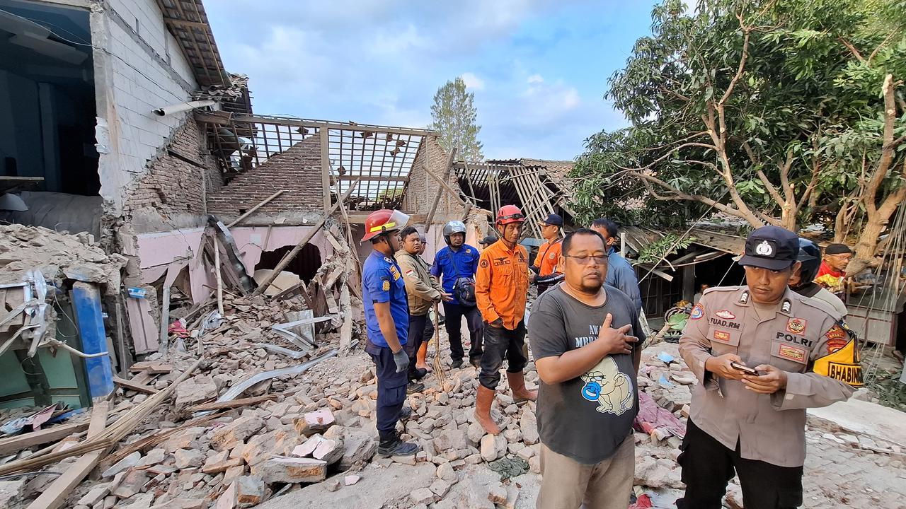 Proses evakuasi gedung badminton Hogwan yang roboh di Desa Dukuhturi, Kecamatan Bumiayu, Kabupaten Brebes. (Merdeka.com/Danny)