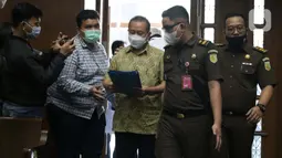 Tersangka perkara dugaan suap penghapusan nama terpidana perkara pengalihan hak tagih atau cessie Bank Bali dari daftar red notice Polri, Djoko Soegiarto Tjandra (tengah) bersiap menjalani sidang pembacaan dakwaan di Pengadilan Tipikor Jakarta, Senin (2/11/2020). (Liputan6.com/Helmi Fithriansyah)