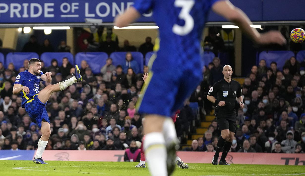 Chelsea baru bisa memperkecil kedudukan menjadi 1-2 pada menit ke-41 lewat gol indah Mateo Kovacic. Pemain asal Kroasia tersebut sukses melakukan tendangan first time dari luar kotak penalti usai memanfaatkan bola muntahan dari Kelleher. (AP/Matt Dunham)
