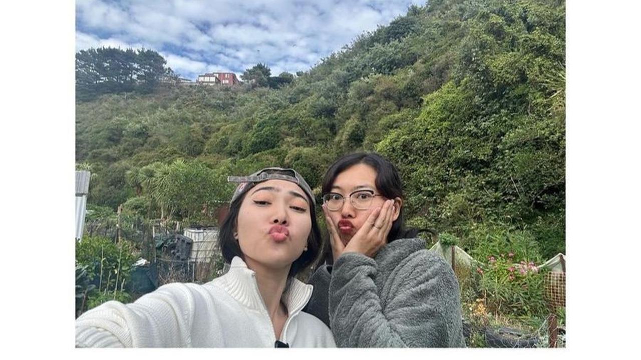 Dalam liburan ini juga menjadi momen bagi  Isyana Sarasvati untuk berkunjung ke rumah kakaknya, Rara Sekar. Tampak Isyana mengabadikan foto bersama sang kakak.