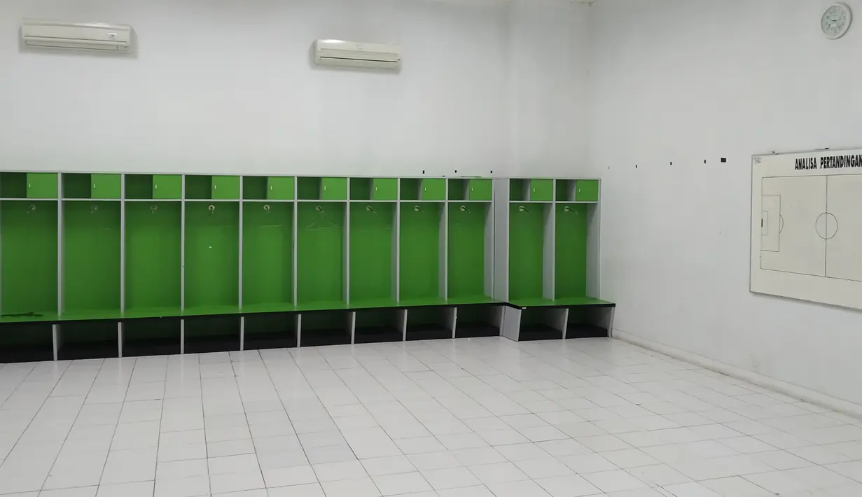 Markas PSS tersebut sudah berstandar internasional, memiliki locker room yang dilengkapi pendingin ruangan, hingga fasilitas lain yang layak. (Bola.com/Vincentius Atmaja)
