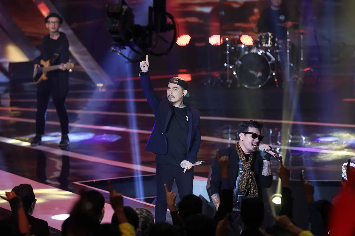 [Bintang] Video: Rilis Lagu Bebas, Saint Loco Bangga dengan Iwa K