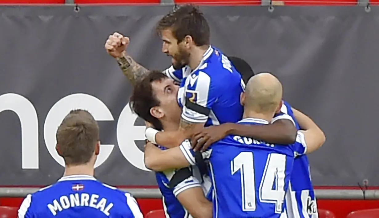Para pemain Real Sociedad merayakan gol yang dicetak oleh Portu ke gawang Athletic Bilbao pada laga liga Spanyol di Stadion San Mames, Kamis (31/12/2020). Real Sociedad menang dengan skor 1-0. (AFP/Ander Gillenea)