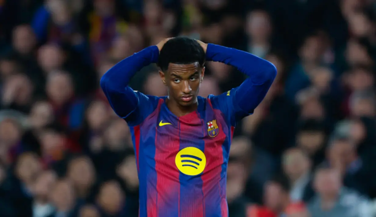 Pemain Barcelona, Alejandro Balde, tampak kecewa setelah laga melawan Atletico Madrid pada leg kedua Copa del Rey 2025/2026 di Stadion Camp Nou, Rabu (04/03/2026). (AP Photo/Joan Monfort)