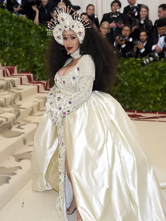 Gaya dandanan penyanyi Cardi B saat menghadiri Met Gala 2018 di Metropolitan Museum of Art, New York (7/5). Tema Met Gala kali ini adalah “Heavenly Bodies: Fashion and the Catholic Imagination”. (Photo by Evan Agostini/Invision/AP)