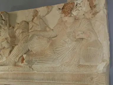 Tampak sebuah artefak yang rusak tersimpan di dalam museum kota kuno Palmyra,Homs Governorate, Suriah (27/3). Banyak artefak rusak setelah perebutan kembali kota tersebut dari kelompok ISIS oleh pasukan Presiden Suriah Bashar al-Assad. (REUTERS / SANA)