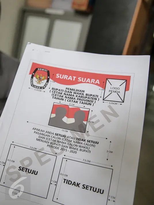 Contoh surat suara untuk Pilkada Serentak di Gedung KPU, Jakarta, Rabu (11/11). KPU akan mencetak surat suara dari jumlah DPT sebanyak 295 Kabupaten/Kota sejumlah 96.165.966 pemilih ditambah dua persen surat suara cadangan. (Liputan6.com/Faizal Fanani)