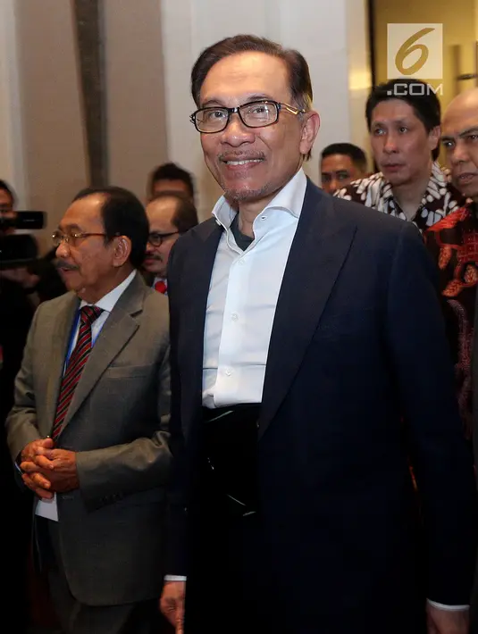 Pemimpin oposisi Malaysia, Anwar Ibrahim (kanan) bersama pendiri dan pimpinan Executive Center for Global Leadership (ECGL) Tanri Abeng (kiri) saat menhadiri The ECGL Leadership Forum 2018 di Jakarta, Rabu (4/7). (Liputan6.com/JohanTallo)
