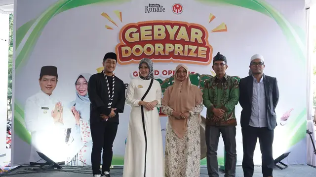 Irfan Hakim saat peresmian Supermarket oleh-oleh Bandung Kunafe.