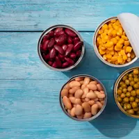 Kacang kaleng merupakan sumber protein dan serat yang sangat ekonomis. Tahan lama selama kemasan masih baik sehingga ideal untuk persediaan darurat. (foto/dok: freepik)