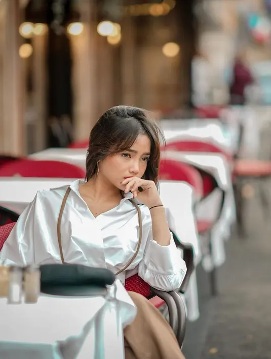 Duduk-duduk minum kopi but make it fashionable. Fuji menikmati waktunya di Italia dengan gaya yang chic; ia memadukan atasan berkerah lengan panjang dari bahan satin berwarna putih, dengan celana panjang cokelat dan strap cokelat manis. [Foto: Instagram/fuji_an]