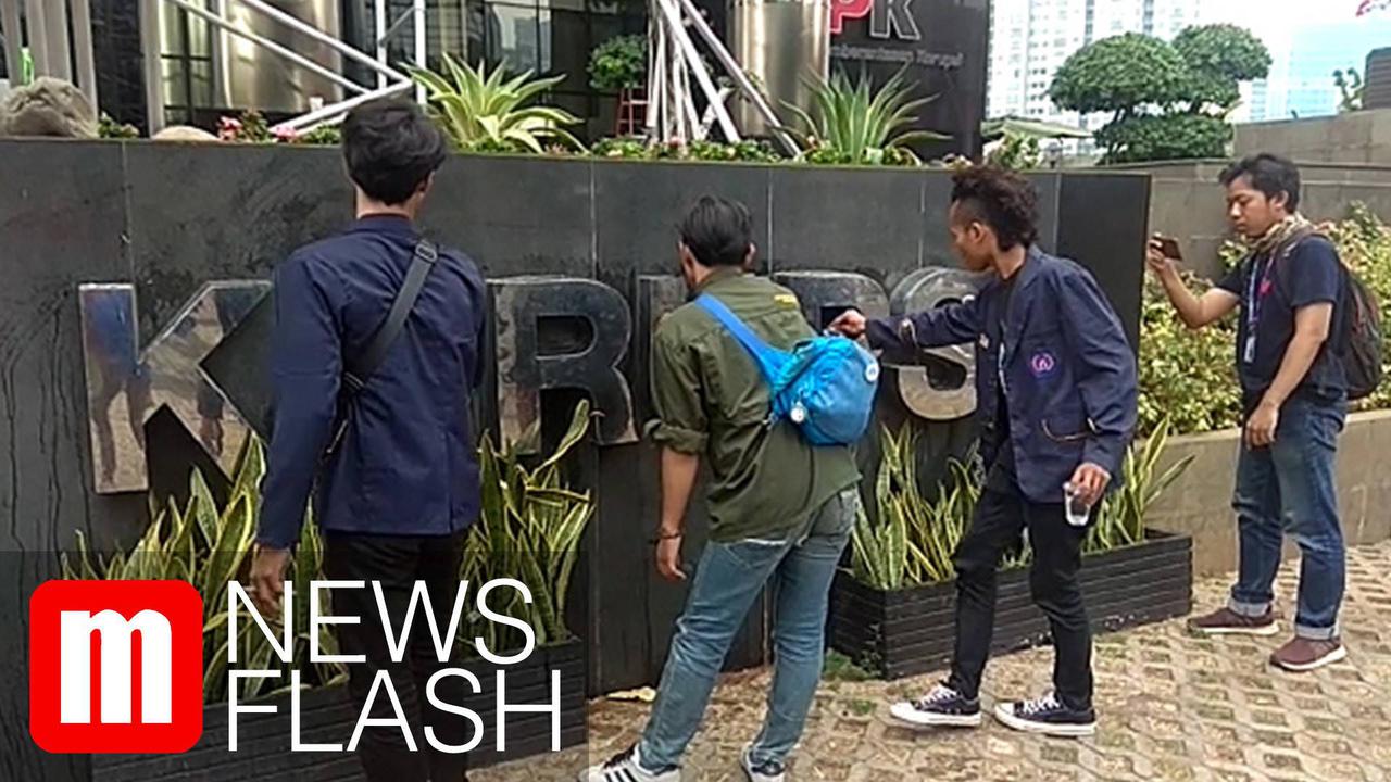 VIDEO: Mahasiswa Gelar Aksi Bersih-Bersih di Depan Gedung KPK