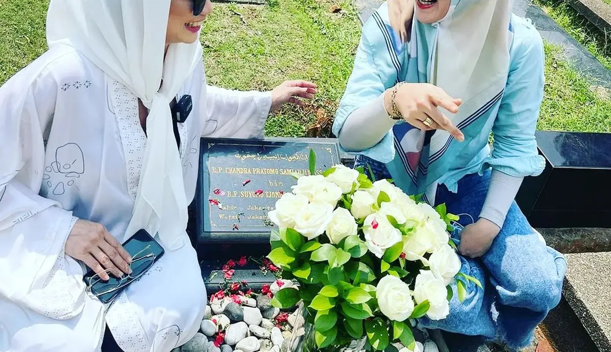 Menyertai unggahan ini, Reza Artamevia menyebut silaturahmi ke makam suami sebagai momen indah. Ini tergambar jelas dalam status teks yang ditulis pemilik album Keajaiban. “Minggu yang indah bagi kami (saya, Angelina Sondakh, dan almarhum Adjie Massaid). Anak-anak yang manis (Zahwa, Aaliyah, dan Keanu Massaid),” cuit Reza Artamevia. (Foto: Dok. Instagram @rezaartameviaofficial)
