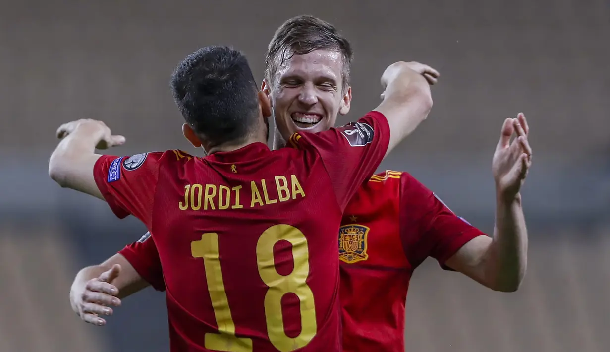 Striker Spanyol, Dani Olmo (belakang) merayakan gol yang dicetaknya ke gawang Kosovo bersama Jordi Alba dalam laga lanjutan Kualifikasi Piala Dunia 2022 Zona Eropa Grup B di La Cartuja Stadium, Sevilla, Rabu (31/3/2021). Spanyol menang 3-1 atas Kosovo. (AP/Miguel Angel Morenatti)