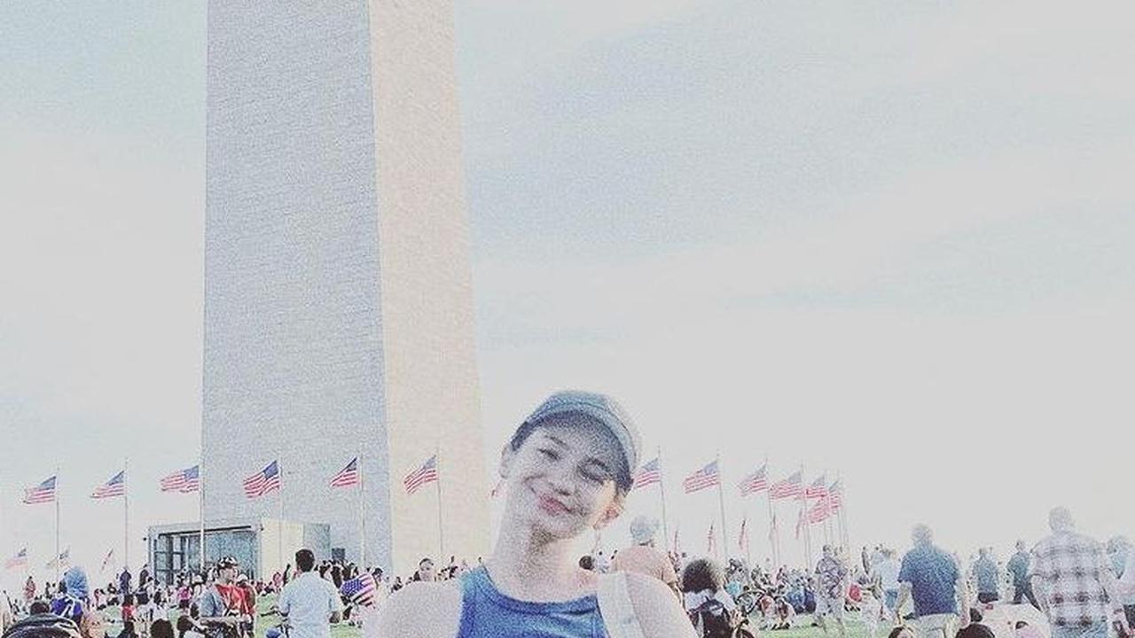 Artis darah blasteran Aceh-Polandia ini tampil kasual dengan tanktop dan celana cargo serta tas dan topi sebagai pendukung penampilannya.