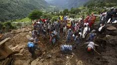Tim SAR dibantu warga mencari korban selamat yang tertimbun bangunan pasca longsor di Desa Lumle, Nepal (30/7/2015). Tanah longsor yang dipicu hujan deras tersebut menewaskan sedikitnya 30 orang dan menghacurkan puluhan rumah. (REUTERS/Navesh Chitrakar)