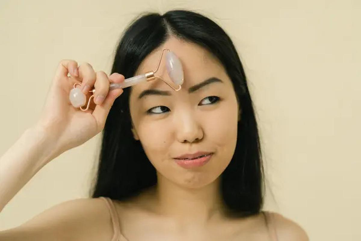 4 Manfaat Gua Sha Metode Pijat Tradisional Tiongkok yang Wajib Dicoba, Wajah Jadi Glowing!