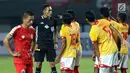 Pemain Selangor FA melakukan protes kepada wasit Mustafa Umarella saat melawan Persija di Stadion Patriot Candrabhaga, Bekasi, Kamis (6/9). Persija kalah 1-2. (Liputan6.com/Helmi Fithriansyah)