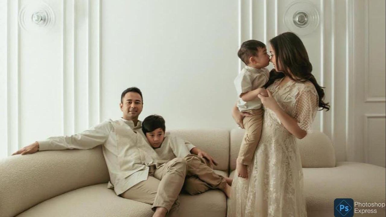 Sederet Tingkah Lucu Rayyanza saat Foto Keluarga, Bergelantungan Hingga Lompat-lompat tapi Hasilnya Tetap Kece