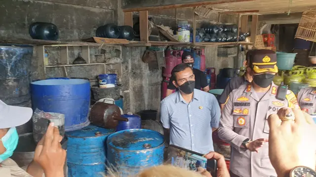 Kapolres Garut AKBP Wirdhanto Hadicaksono melakukan sidak kelangkaan minyak goreng di salah satu gudang sembako dekat Pasar Malangbong Garut, Jawa Barat.