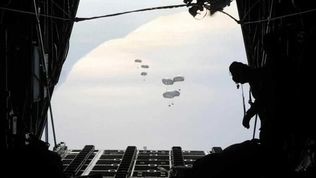 Pesawat militer Yordania menjatuhkan bantuan kemanusiaan di Jalur Gaza selatan. (Tentara Yordania/AFP) ​