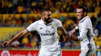 Striker Real Madrid Karim Benzema merayakan gol ke gawang Las Palmas pada laga La Liga di Gran Canaria, Las Palmas, Sabtu (24/9/2016). (Reuters/Juan Medina)