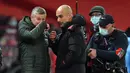 Manajer Manchester United, Ole Gunnar Solskjaer (kiri), berbincang dengan manajer Manchester City, Josep Guardiola usai laga lanjutan Liga Inggris 2020/21 pekan ke-12 di Old Trafford Stadium, Sabtu (12/12/2020). Manchester United bermain imbang 0-0 dengan Manchester City. (AFP/Paul Ellis/Pool)