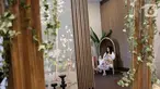 Pengunjung duduk di sofa dari jenis kayu mahoni di Bramble Furniture, Kemang Timur, Jakarta, Selasa (28/1/2020). Furniture yang mengusung interior dengan nuansa homey mulai mengangkat dari tema ruang keluarga, ruang makan, hingga set up apartemen. (Liputan6.com/Fery Pradolo)