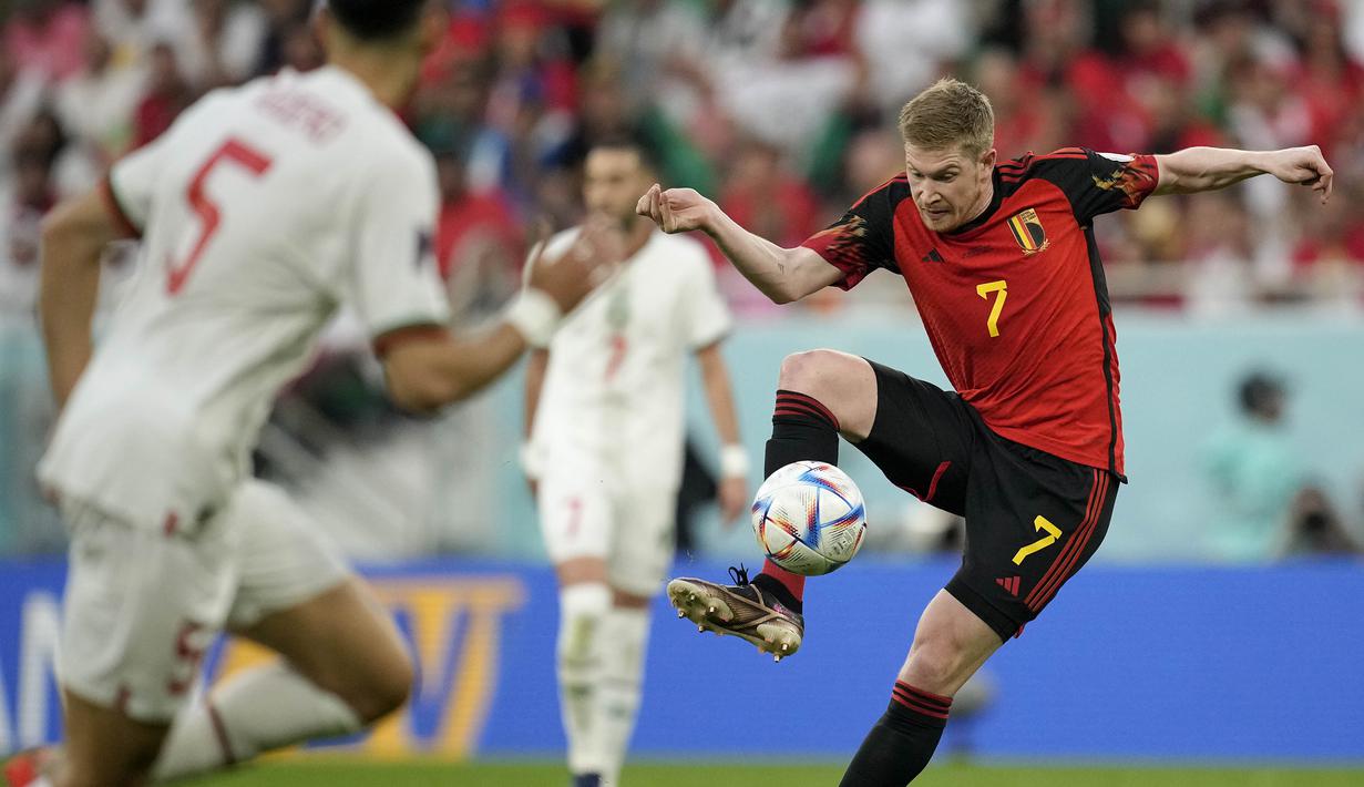 Timnas Belgia langsung bermain menekan sejak babak pertama dimulai. Kevin De Buyne dkk mampu mendominasi lini tengah dan terus mencoba menembus pertahanan Timnas Maroko. (AP/Christophe Ena)
