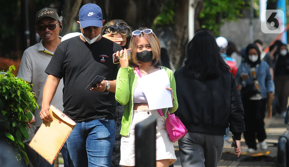 <p>Sejumlah calon penonton berdatangan untuk melakukan penukaran tiket konser Blackpink di Stadion Utama Gelora Bung Karno (SUGBK), Jakarta, Kamis (9/3/2023). Konser bertajuk Blackpink World Tour [Born Pink] Jakarta dijadwalkan akan berlangsung pada tanggal 11 dan 12 Maret 2023. (merdeka.com/Imam Buhori)</p>