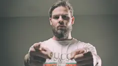 Danny Guthrie pesepakbola asal Inggris  yang pernah membela Liverpool dan Newcastle United dalam sesi foto bersama Bola.com, Sabtu (24/2/2018). Kini Danny Guthrie resmi menjadi pemain Mitra Kukar.  (Bola.com/Peksi Cahyo)