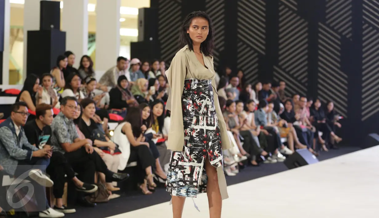 Model berpose diatas panggung saat memperagakan busana rancangan MADE IND X TANGAN dalam pagelaran Senayan City Fashion Nation ke-11, Jakarta, Senin (10/4). (Liputan6.com/Faizal Fanani)