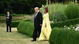 Presiden AS Donald Trump dan Melania Trump meninggalkan Winfield House di London, Kamis (12/7). Mengawali kunjungannya pasangan Trump ini menghadiri gala dinner bersama dengan PM Theresa May di Bleinheim Palace, Inggris. (Brendan Smialowski/AFP)