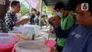 Pasar takjil Bendungan Hilir (Benhil) masih menjadi salah satu primadona bagi warga Jakarta dan sekitarnya yang mencari beraneka ragam hidangan berbuka puasa di bulan Ramadan. (Liputan6.com/Herman Zakharia)