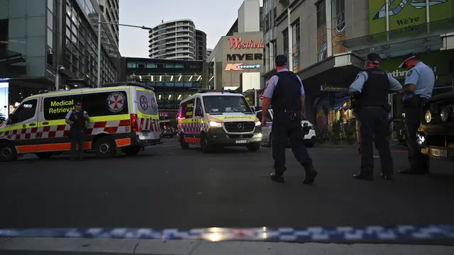 Petugas bersiaga di luar Westfield Shopping Centre atau Westfield Bondi Junction di timur Sydney, Australia setelah insiden penikaman. (AFP/Rick Rycroft)