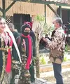 Tidak banyak yang tahu, artis senior Paramitha Rusady masih memiliki darah biru alias keturunan dari Keraton Sumedang. Belum lama ini, artis berusia 57 tahun itu ikut Kirab Pusaka Dan Jamasan 7 Pusaka. Berikut beberapa potretnya. [Youtube/BARAYA SUMEDANG]