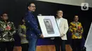 CEO Kapan Lagi Youniverse (KLY) Steve Christian (kiri) memberikan tampilan baru merdeka.com kepada Menteri Perdagangan Zulkifli Hasan pada ajang Merdeka Award 2023 di SCTV Tower, Jakarta, Rabu (30/8/2023). (merdeka.com/Imam Buhori)