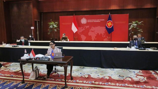 Menlu Retno dalam press briefing terkait Special ASEAN-Australia Foreign Ministers’ Meeting on COVID-19 dengan awak media pada Selasa 30 Juni 2020.