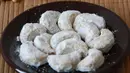 Kue kering putri salju menjadi salah satu kue paling menarik dalam hidangan Lebaran. Tampilan kue ini khas dengan balutan warna putih dan rasa yang gurih manis. (Istimewa)